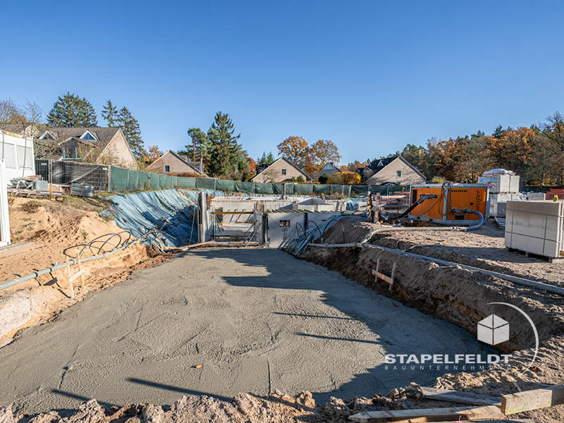 Privater Wohnungsbau Lüneburg: geglättete Bodenplattenfläche in der Baugrube, Wohnquartier Reiherstieg