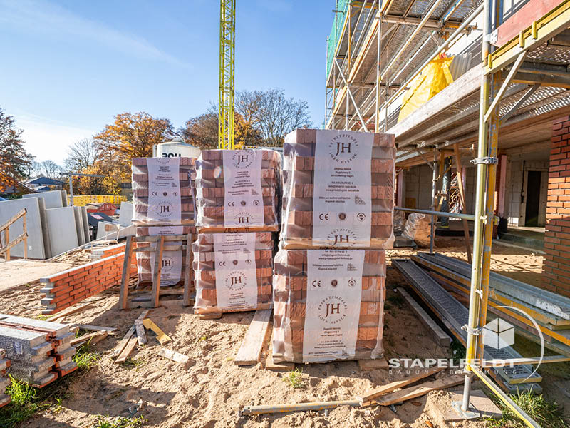 Privater Wohnungsbau Lüneburg: angelieferte Klinkerpaletten für die Verblendarbeiten, Reiherstieg.
