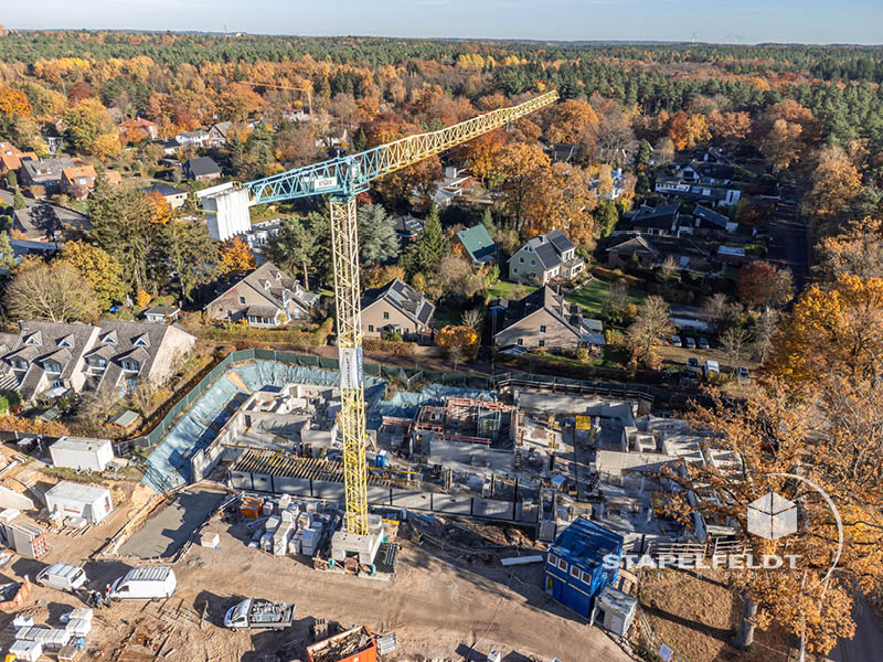 Privater Wohnungsbau Lüneburg: Kran und Rohbau im Luftbild, Herbstkulisse im Wohnquartier Reiherstieg.
