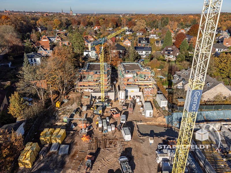 Privater Wohnungsbau Lüneburg: Luftaufnahme des Baufortschritts im Wohnquartier Reiherstieg mit zwei Kränen.