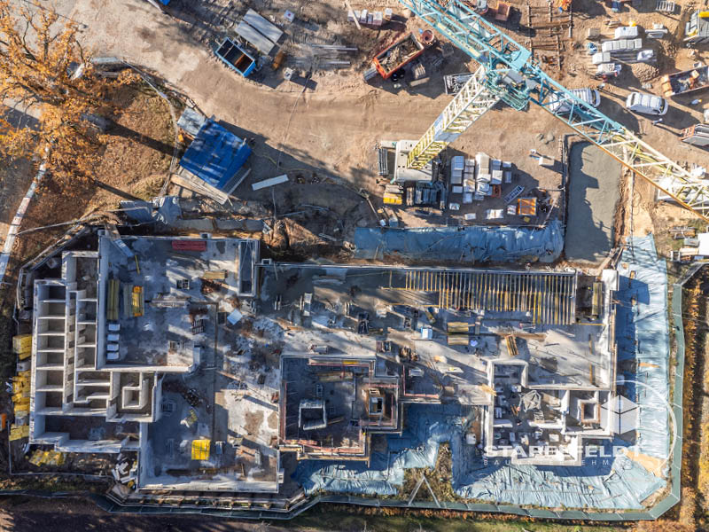 Privater Wohnungsbau Lüneburg: senkrechtes Luftbild mit sichtbarem Grundriss und Kran, Reiherstieg.