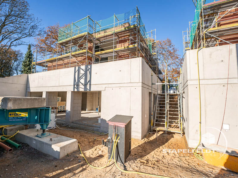 Privater Wohnungsbau Lüneburg: Rohbauwände und Gerüste zwischen zwei Gebäudeteilen, Reiherstieg.