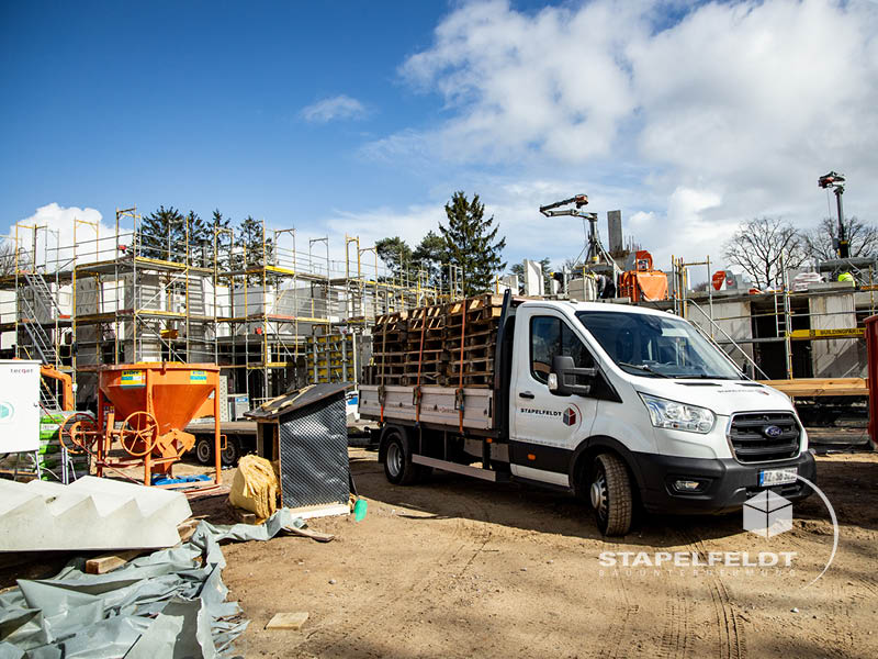 Stapelfeldt-Fahrzeug auf der Baustelle im Wohnquartier Reiherstieg in Lüneburg mit Gerüst und Material