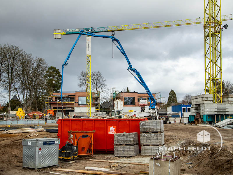 Baustelle Wohnquartier Reiherstieg in Lüneburg mit Betonpumpe, Kran und Materiallager