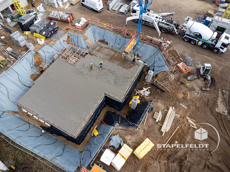 Draufsicht auf frische Bodenplatte in der Baugrube beim Wohnquartier Reiherstieg in Lüneburg