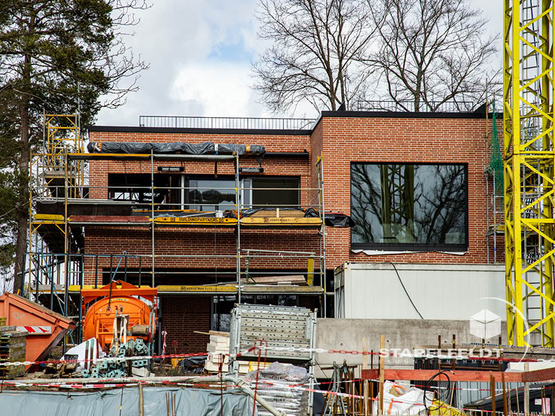 Klinkerrohbau mit Gerüst und großem Fenster im Wohnquartier Reiherstieg in Lüneburg