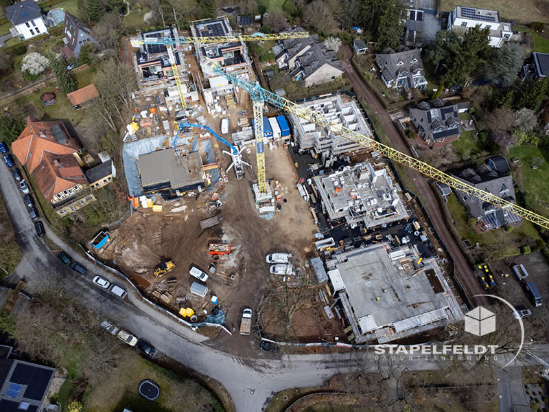 Luftaufnahme der Gesamtbaustelle Wohnquartier Reiherstieg in Lüneburg mit mehreren Rohbauten und Kran