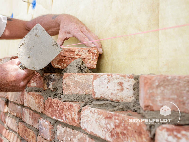 Maurerarbeiten Klinkerarbeiten Klinkersteine Zierklinker für dekorative Verzierungen an Fassade im Landkreis Lüneburg | Bauunternehmen Stapelfeldt Bauunternehmung