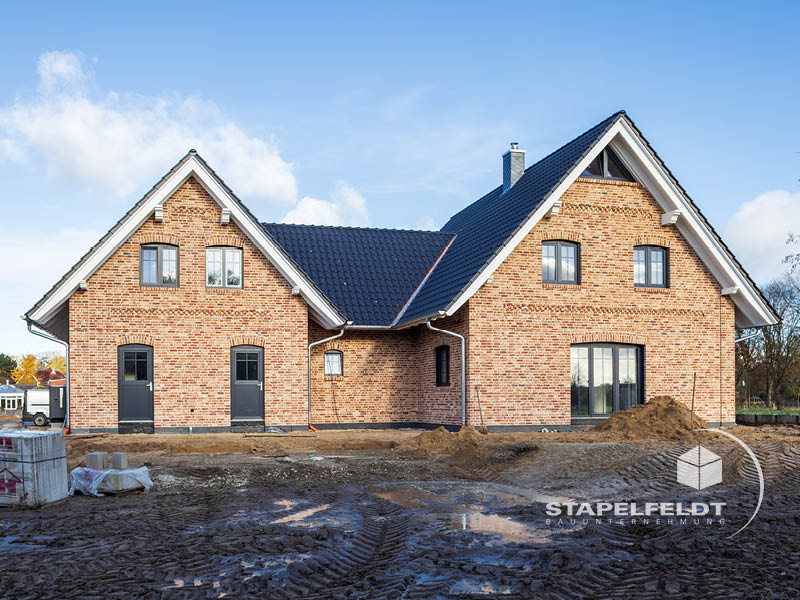 Rückansicht des Klinker-Einfamilienhauses mit großen Terrassenfenstern | Bauunternehmen exklusives Einfamilienhaus Landkreis Lüneburg