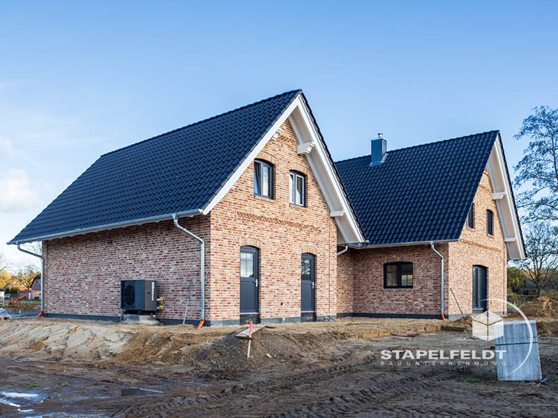 Hauswinkel mit Klinkerfassade, Sprossenfenstern und dunklem Dach | Bauunternehmen exklusives Einfamilienhaus Landkreis Lüneburg