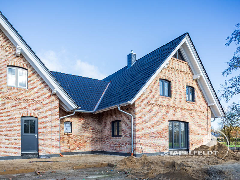 Seitliche Außenansicht des exklusiven Klinker-Einfamilienhauses | Bauunternehmen exklusives Einfamilienhaus Landkreis Lüneburg