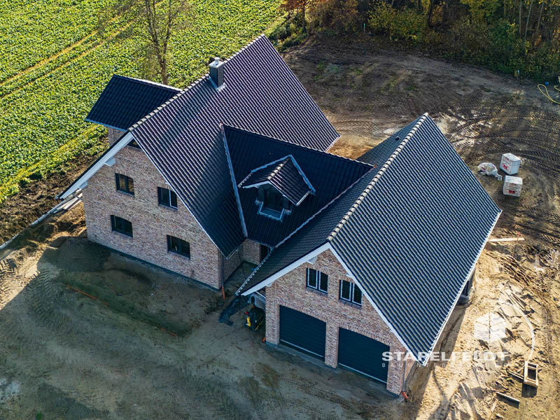 Luftaufnahme eines Klinker-Einfamilienhauses mit Doppelgarage  | Bauunternehmen exklusives Einfamilienhaus Landkreis Lüneburg