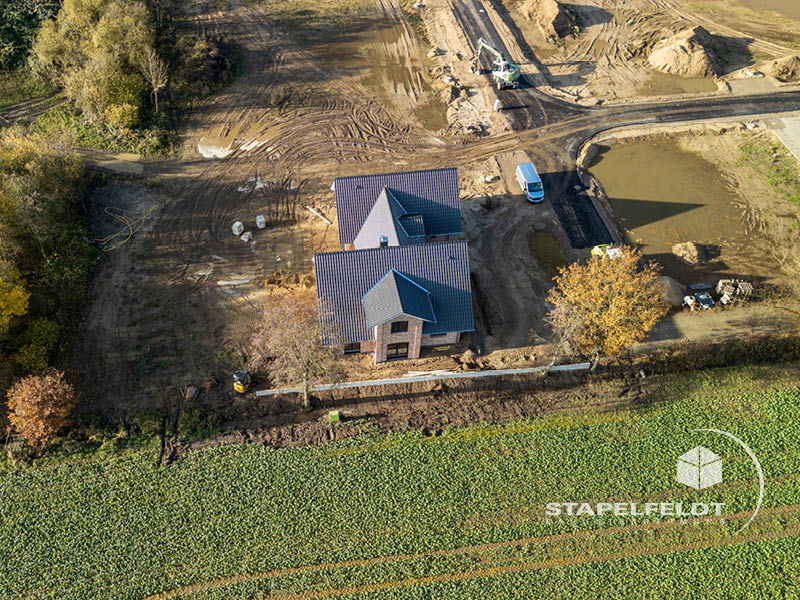 Drohnenbild: Grundstück mit fertiggestelltem Klinker-Einfamilienhaus | Bauunternehmen exklusives Einfamilienhaus Landkreis Lüneburg