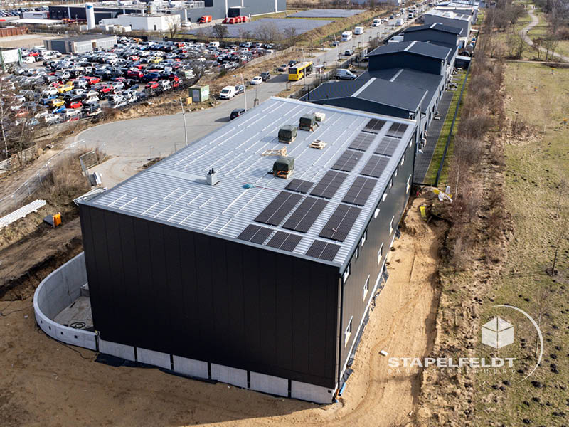 Luftaufnahme der Autowerkstatt-Halle in Norderstedt, mit PV-Anlage auf dem Hallendach.