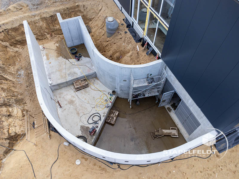 Gebogene Betonrampe und Abfahrt in die Tiefgarage am Hallenbau der Autowerkstatt in Norderstedt (Detail).