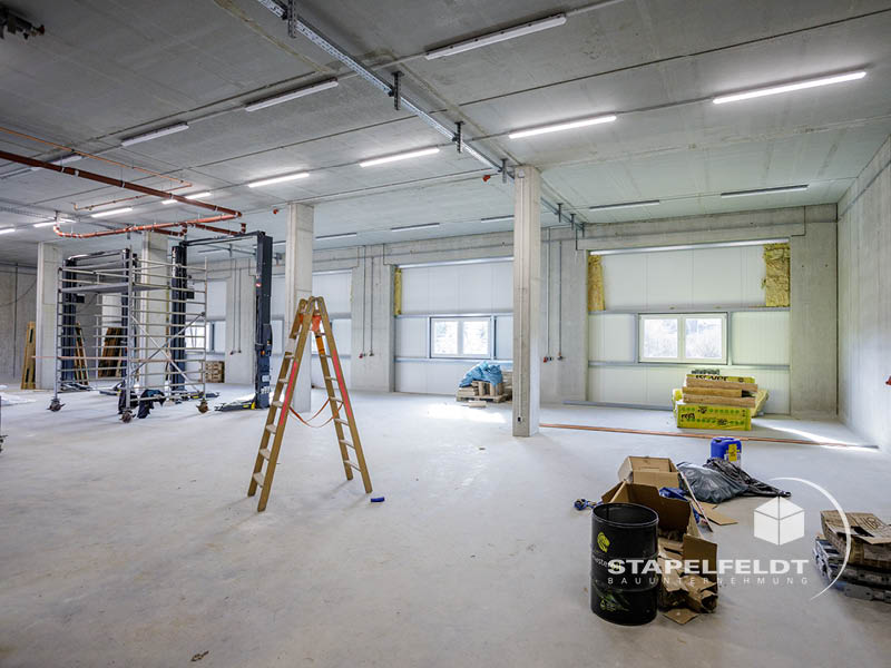 Innenansicht der Halle: Stützen, Beleuchtung und Ausbauzustand, Autowerkstatt-Hallenbau Norderstedt.