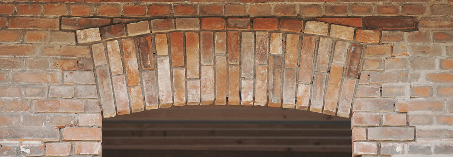 Bauunternehmen für Sanierung Rundbogenfenster im Klinkermauerwerk | Scheune Hamburg Bergedorf Vier- und Marschlande | Stapelfeldt Bauunternehmung Geesthacht