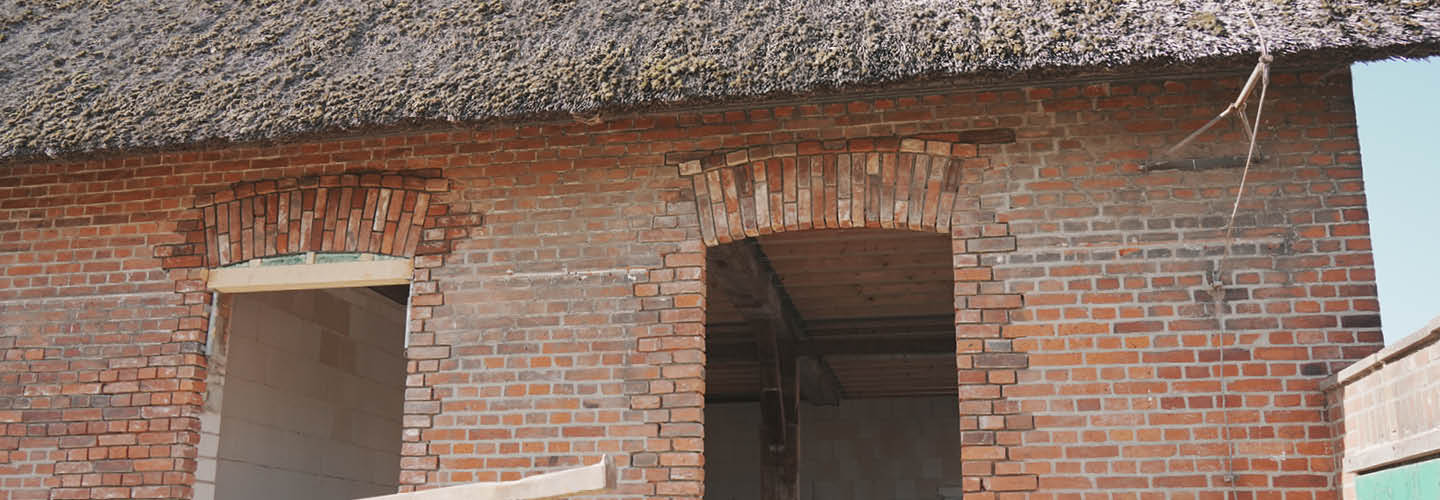Bauunternehmen für Sanierung Rekonstruktion Rundbogenfenster im Klinkermauerwerk | Scheune Hamburg Bergedorf Vier- und Marschlande | Stapelfeldt Bauunternehmung Geesthacht