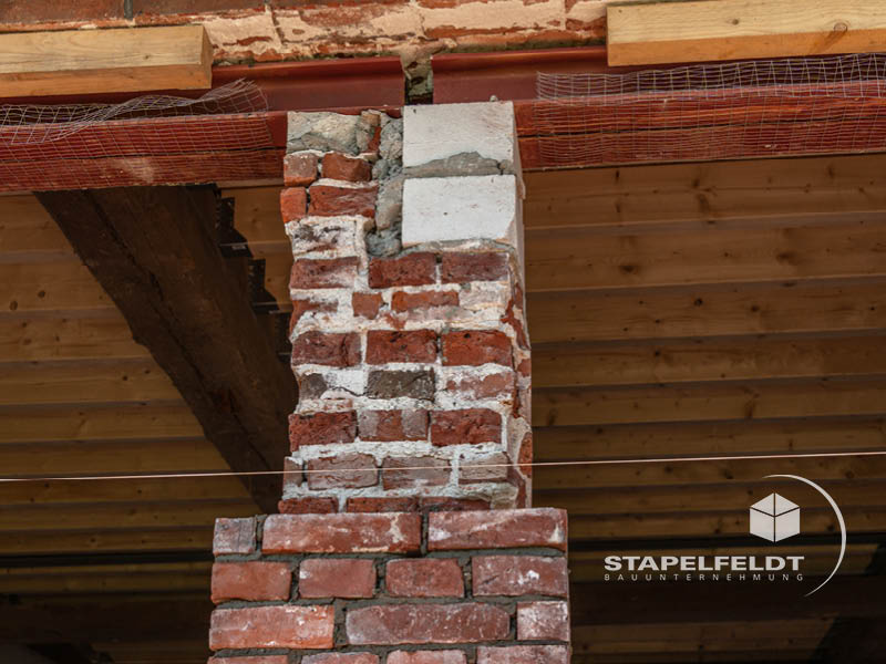 Bauunternehmen für Verblendmauerwerk Sanierung Rundbogenfenster im Klinkermauerwerk | Scheune Hamburg Bergedorf Vier- und Marschlande | Stapelfeldt Bauunternehmung Geesthacht