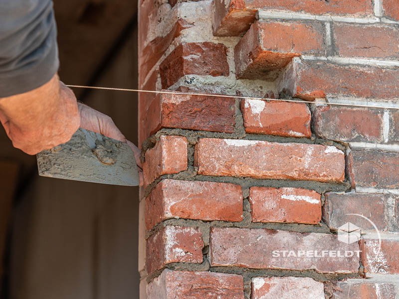 Bauunternehmen für Sanierung Verblendarbeiten Rundbogenfenster im Klinkermauerwerk | Scheune Hamburg Bergedorf Vier- und Marschlande | Stapelfeldt Bauunternehmung Geesthacht