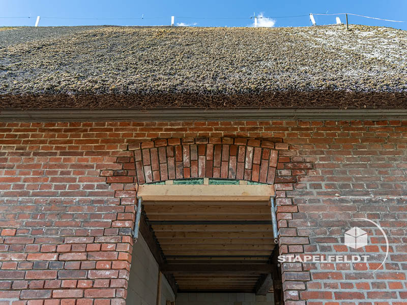 Bauunternehmen für Sanierung im Denkmalschutz Rundbogenfenster im Klinkermauerwerk | Scheune Hamburg Bergedorf Vier- und Marschlande | Stapelfeldt Bauunternehmung Geesthacht