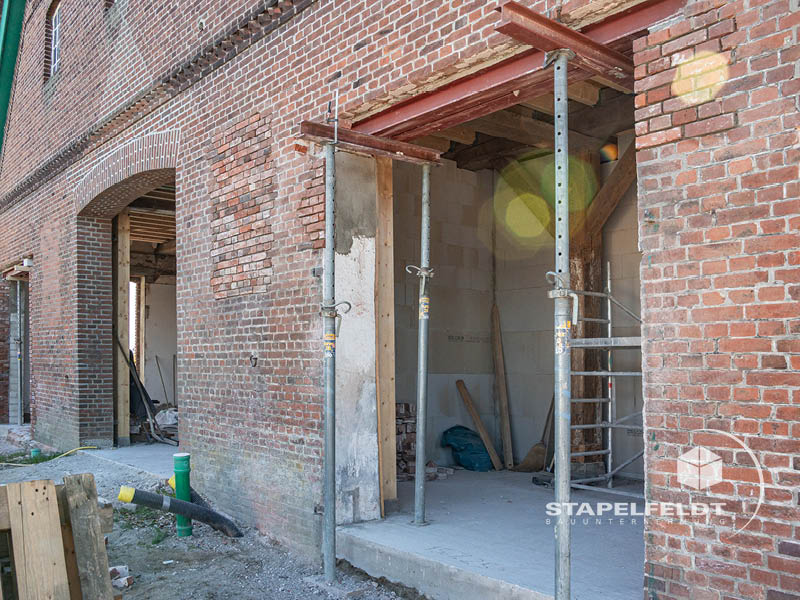 Eingangstor mit Rundbogen | Bauunternehmen für Sanierung Rundbogenfenster im Klinkermauerwerk | Scheune Hamburg Bergedorf Vier- und Marschlande | Stapelfeldt Bauunternehmung Geesthacht