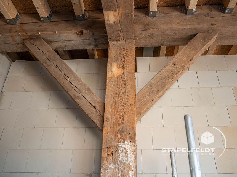 alte Stütz- und Deckenbalken | Bauunternehmen für Sanierung Rundbogenfenster im Klinkermauerwerk | Scheune Hamburg Bergedorf Vier- und Marschlande | Stapelfeldt Bauunternehmung Geesthacht