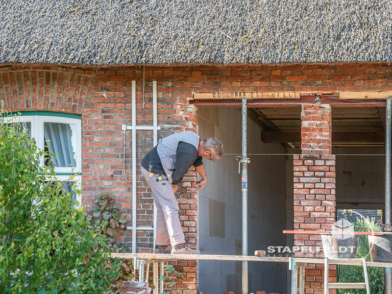 Maurerhandwerk Maurerarbeiten Rundbogen | Bauunternehmen für Sanierung Rundbogenfenster im Klinkermauerwerk | Scheune Hamburg Bergedorf Vier- und Marschlande | Stapelfeldt Bauunternehmung Geesthacht