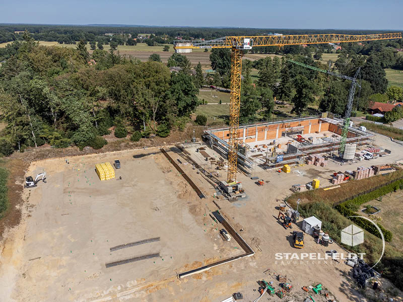 Baufortschritt beim Hallenbau für EDEKA und PENNY in Neetze mit Rohbau und vorbereitetem Baufeld