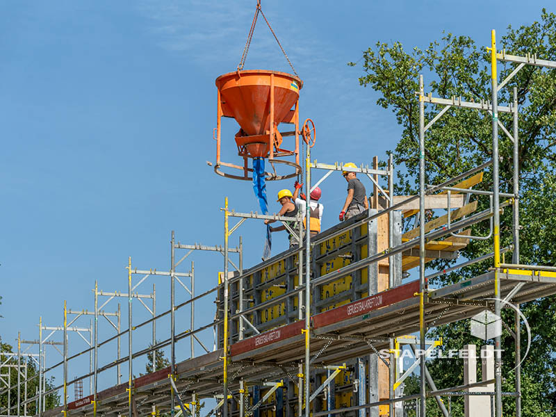 Stahlbetonarbeiten mit Betonkübel beim Hallenbau für EDEKA und PENNY in Neetze