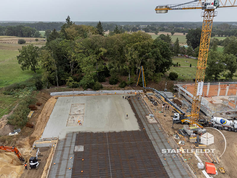 Betonage der großflächigen Bodenplatte beim Hallenbau für EDEKA und PENNY in Neetze