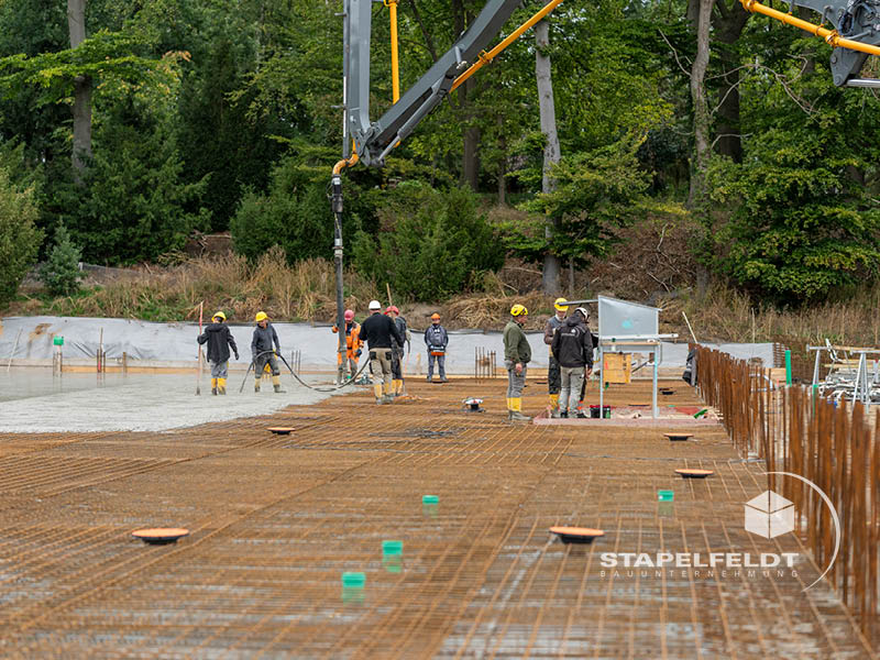 Betonage der Bodenplatte durch das Baustellenteam beim Hallenbau in Neetze