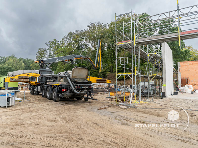 Betonpumpe im Einsatz bei den Stahlbetonarbeiten am EDEKA- und PENNY-Neubau in Neetze