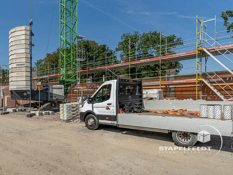 Rohbau des neuen EDEKA- und PENNY-Standorts in Neetze mit Baustellenfahrzeug der Stapelfeldt Bauunternehmung