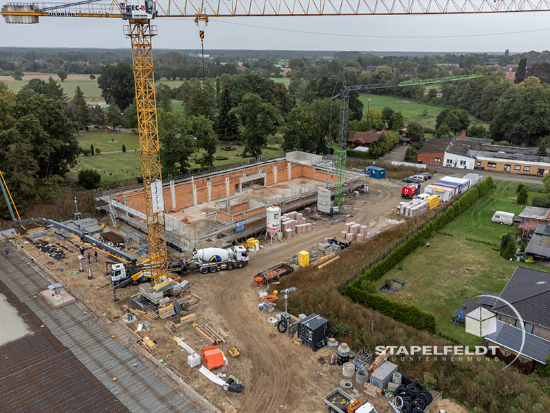 Drohnenaufnahme des Baufortschritts beim Neubau von EDEKA und PENNY in Neetze mit Rohbau und Stahlbetonarbeiten