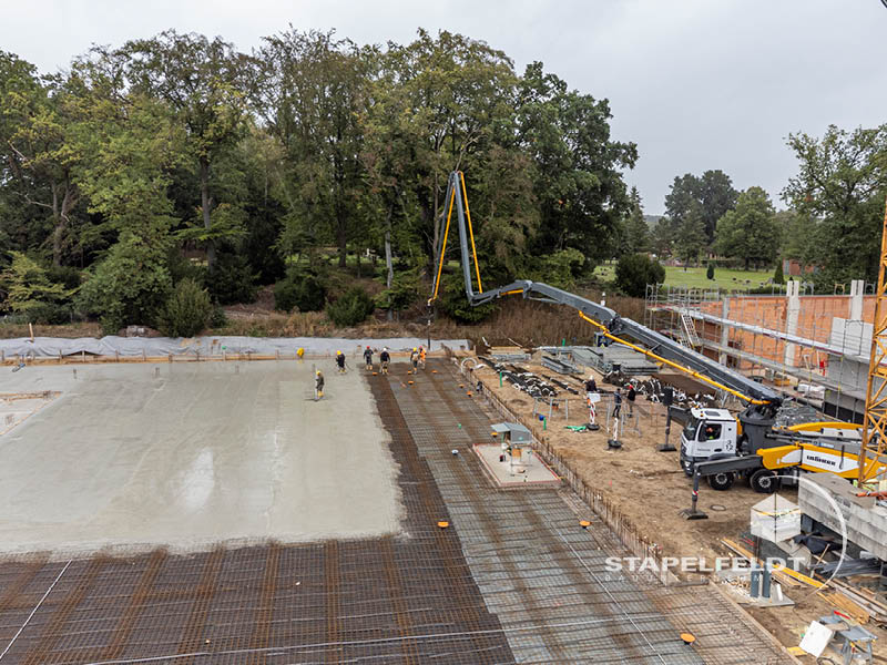 Stahlbetonarbeiten und Betonage der Bodenplatte beim Neubau von EDEKA und PENNY in Neetze