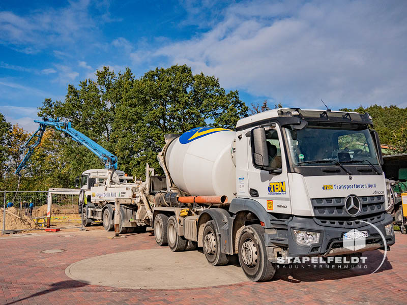Fahrmischer und Autobetonpumpe bei den Betonarbeiten für die Streifenfundamente der Kita in Geesthacht | Stapelfeldt Bauunternehmung