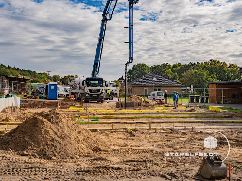 Autobetonpumpe bei der Betonage der Streifenfundamente für den Kita-Neubau in Geesthacht | Stapelfeldt Bauunternehmung