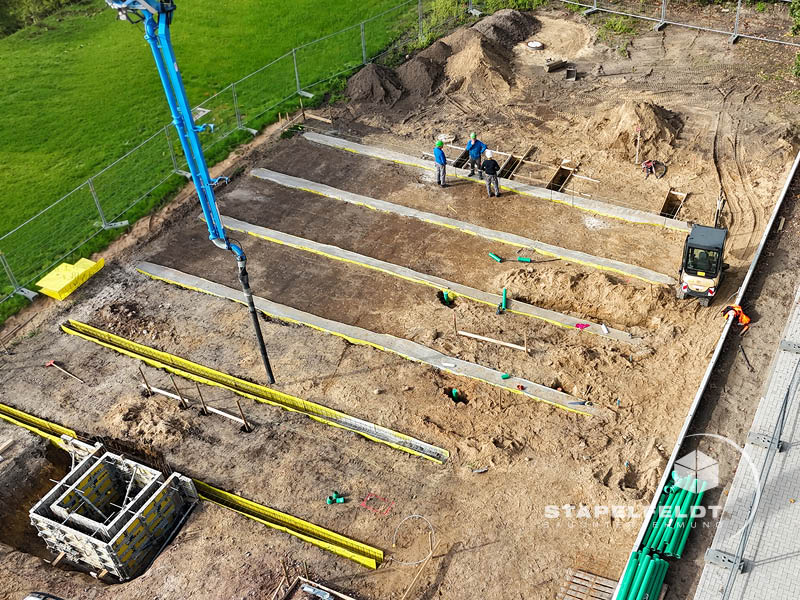Drohnenaufnahme der Streifenfundamente und Betonarbeiten für den Kita-Neubau in Geesthacht | Stapelfeldt Bauunternehmung