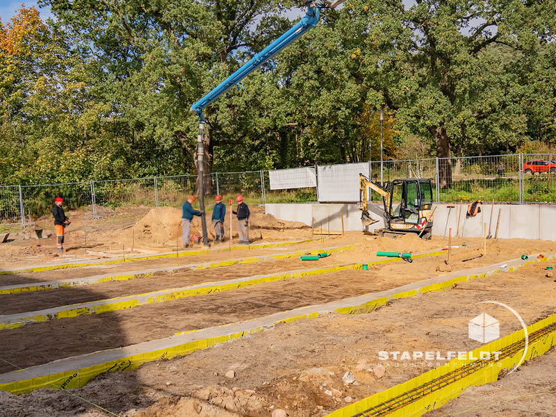 Bauteam bei der Betonage der Streifenfundamente für die neue Kita in Geesthacht | Stapelfeldt Bauunternehmung