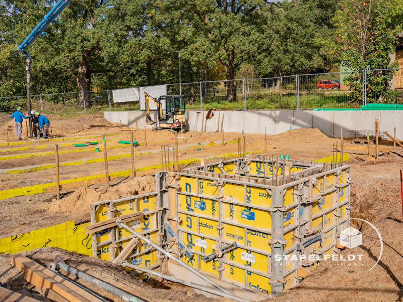 Schalung der Aufzugsschachtgrube und Streifenfundamente beim Kita-Neubau in Geesthacht | Stapelfeldt Bauunternehmung