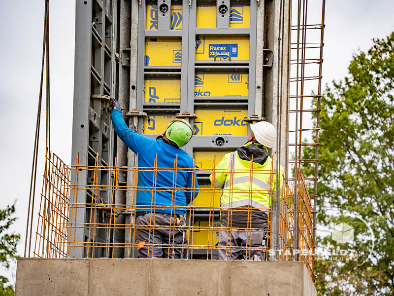 Mitarbeiter bei den Schalungsarbeiten am Aufzugsschacht der neuen Kita in Geesthacht | Stapelfeldt Bauunternehmung